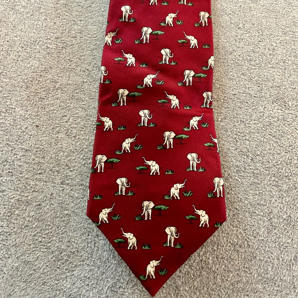 Brooks Brothers Red Elephant Patterned Tie EXCELLENT